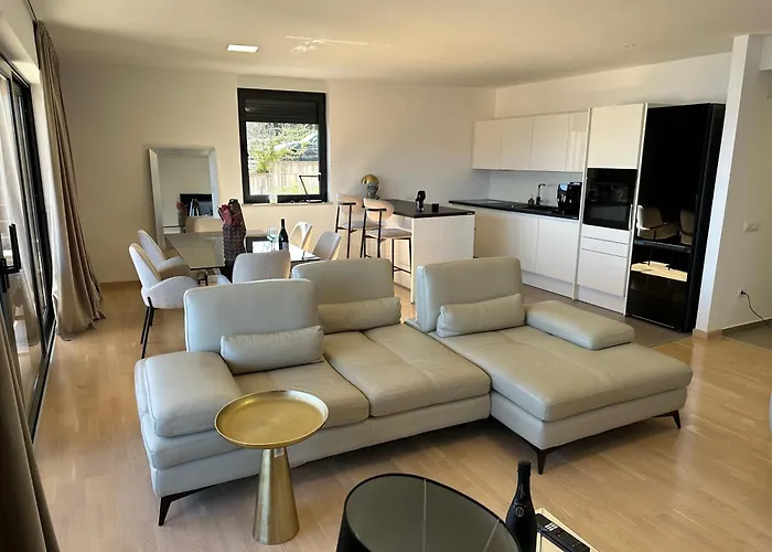Appartamento Zora - Free Swimming Pool And Garage Parking